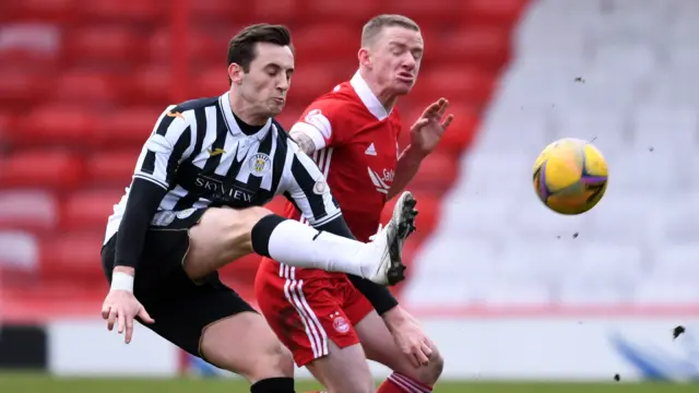 St Mirren and Aberdeen struggled in the blustery conditions