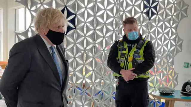 Aeth Boris Johnson i ymweld â phencadlys Heddlu De Cymru ddydd Mercher hefyd