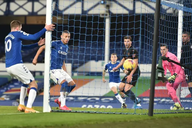 Richarlison scores for Man City