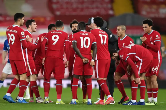 Jurgen Klopp talks to players before the second half