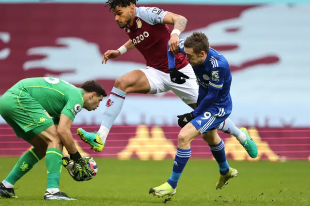 Emi Martinez gathers the ball from Jamie Vardy