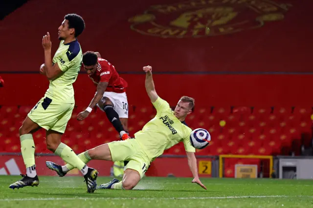 Marcus Rashford scores