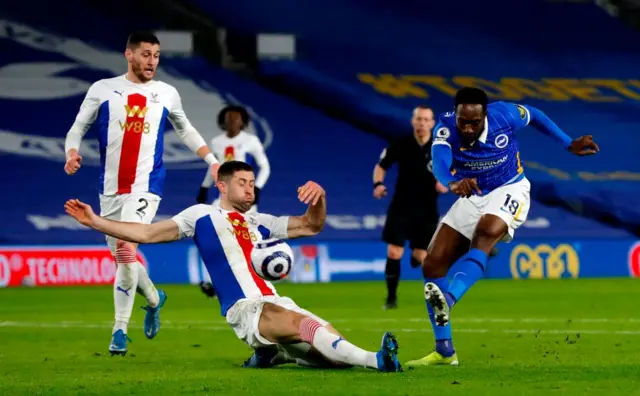 Gary Cahill blocks Danny Welbeck's shot