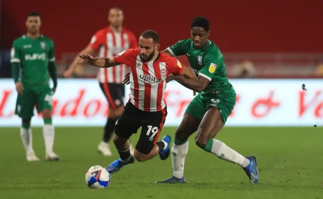 Brentfords Bryan Mbeumo (left) and Sheffield Wednesdays Osaze Urhoghide battle for the ball