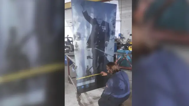 Making the Capt Tom Statue