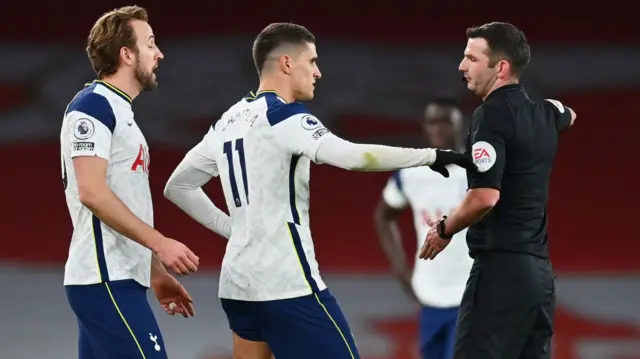 Erik Lamela and referee Michael Oliver