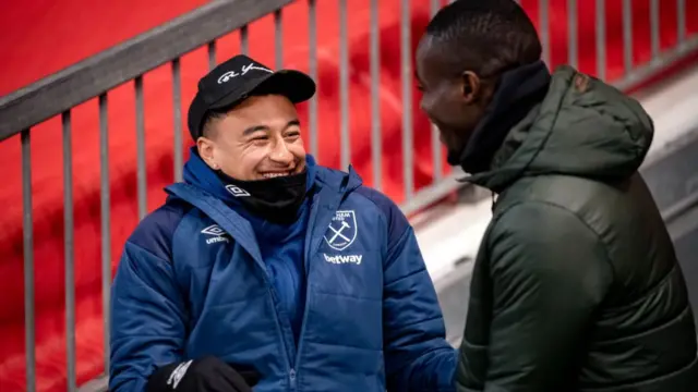 Jesse Lingard talks to Eric Bailly