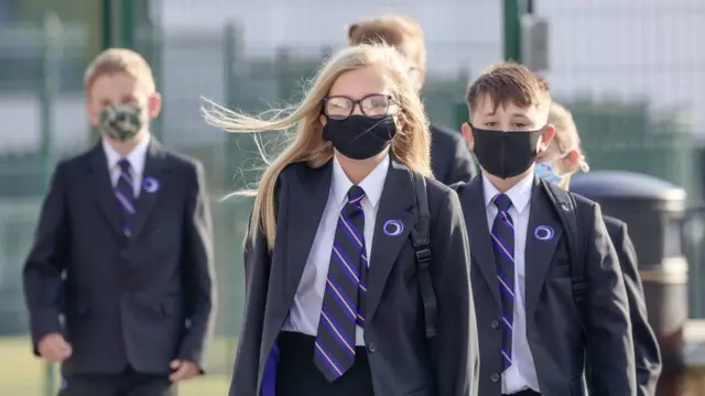 Secondary school pupils walking with masks on their faces