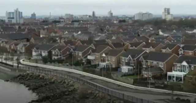 New flood defence wall in Hull