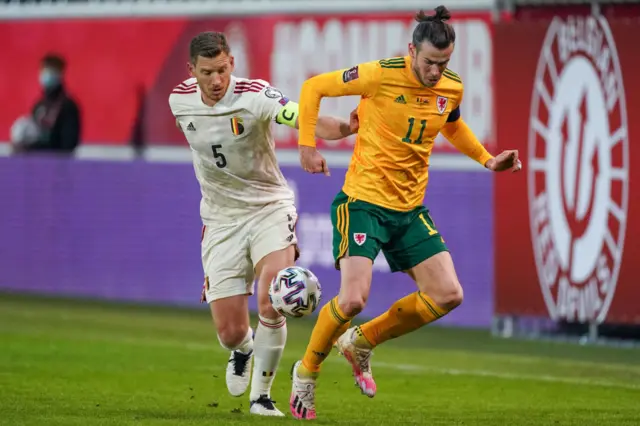 Gareth Bale and Jan Vertonghen challenge for ball