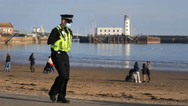 Police officer in face covering in Scarborough