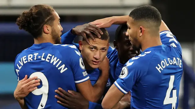 Everton players celebrate Richarlison goal