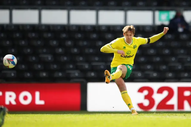 Kieran Dowell scores for Norwich