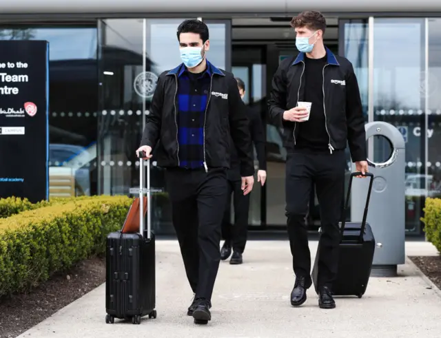 Manchester City players arrive at their hotel in Dortmund