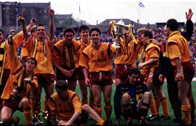 Motherwell win Scottish Cup trophy