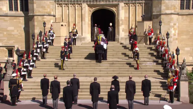 The arrival at the chapel