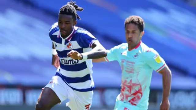 Omar Richards of Reading makes a pass whilst under pressure from Wayne Routledge