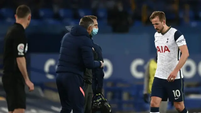 Harry Kane walks off injured against Everton