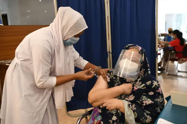 Woman receives jab in Bangladesh