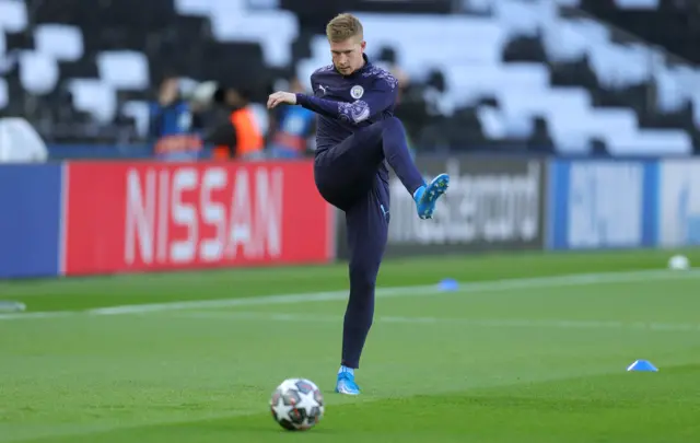 Kevin de Bruyne warms up