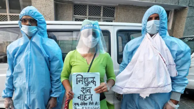 Varsha Verma standing with her team outside a Lucknow hospital