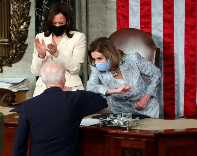 Biden elbow bumps Pelosi