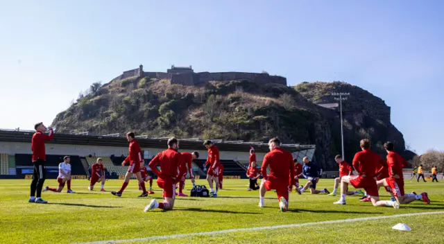 Aberdeen players warm up