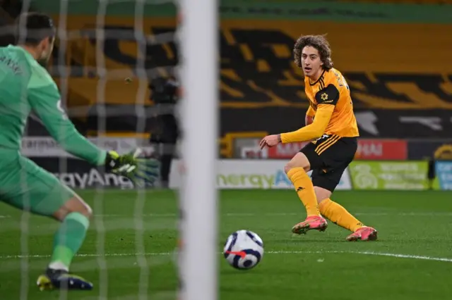 Fabio Silva scores for Wolves