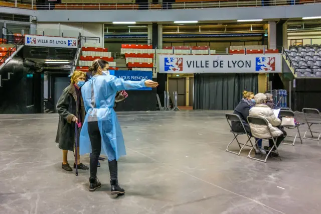 The palais des sports de Gerland in Lyon has also been turned into a vaccinodrome (15 January 2021)