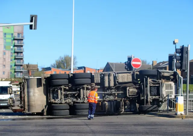 Bin lorry overturned