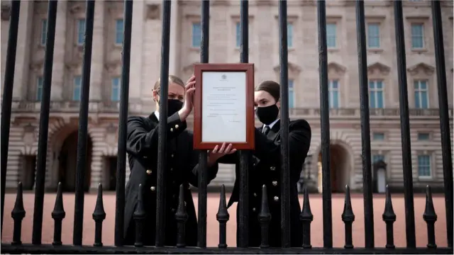 A notice announcing Prince Philip's death is attached to the gates at Buckingham Palace