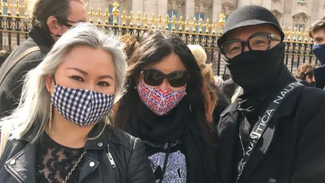 Kalenza flanked by her friends outside Buckingham Palace