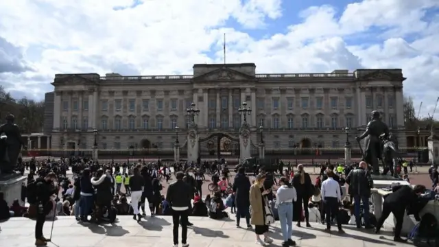 Mourners at Buckingham Palace