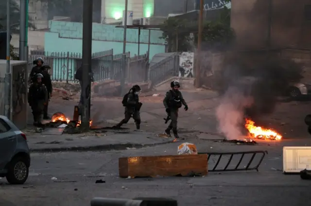 Israeli police stand guard during clashes with Palestinians in East Jerusalem. Photo: 14 May 2021