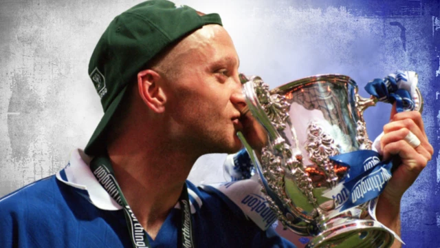 Leicester captain Matt Elliott with the Worthington Cup trophy in 2000