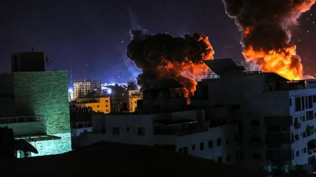 Smoke and flames rise from Gaza City following an Israeli air strike (18 May 2021)