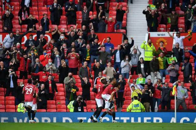 Edinson Cavani scores for Manchester United