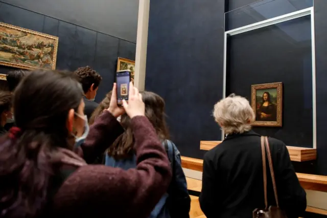 People in the Lourve