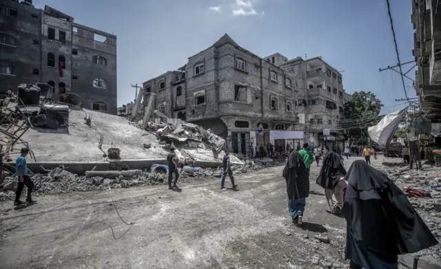 Residents inspect a destroyed house after Israeli air strikes in Jabaliya refugee camp, northern Gaza Strip. Photo: 20 May 2021