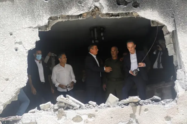 German Foreign Minister Heiko Maas (right) visits a flat destroyed by a Gaza rocket in the Israeli city of Petah Tikva. Photo: 20 May 2021