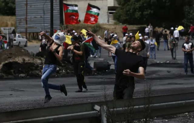 Palestinians throw stones at Israeli forces in Nablus