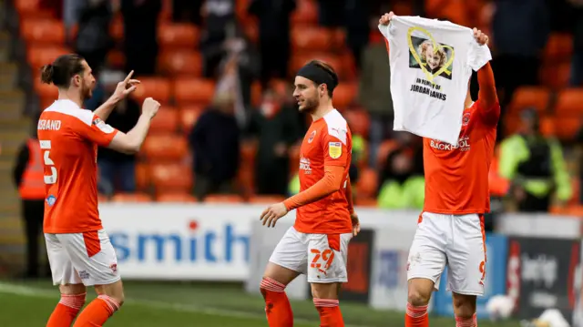 Jerry Yates celebrates his goal