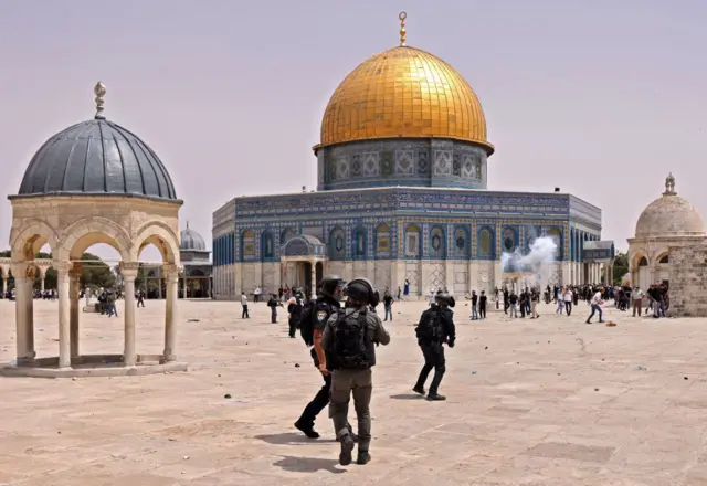 Israeli police clash with Palestinians on the al-Aqsa mosque compound (21 May 2021)