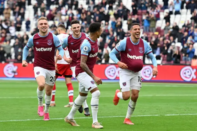 Pablo Fornals scores for West Ham