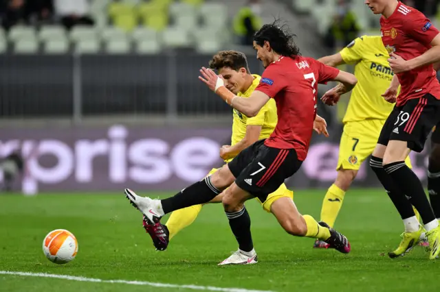 Edinson Cavani scores for Man Utd