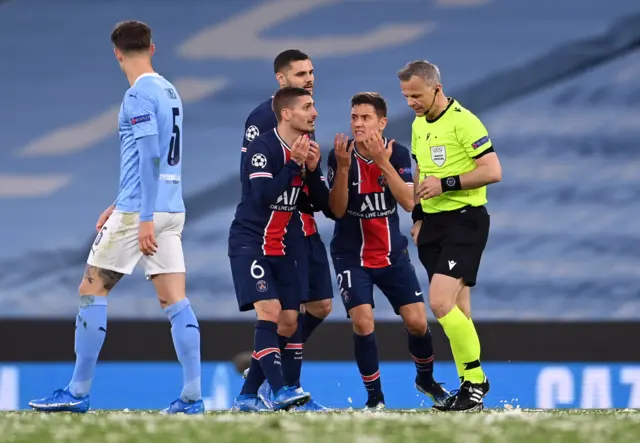 PSG players remonstrate with the referee