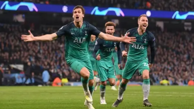 Fernando Llorente celebrates