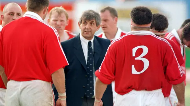 Ian McGeechan talks to the Lions