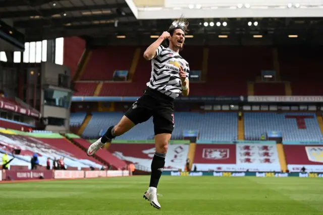 Edinson Cavani scores for Man Utd