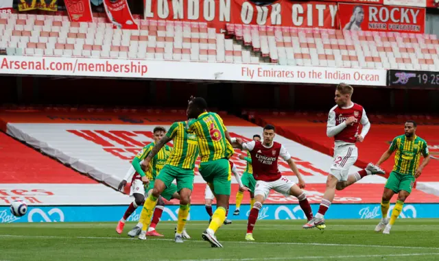 Emile Smith Rowe scores for Arsenal